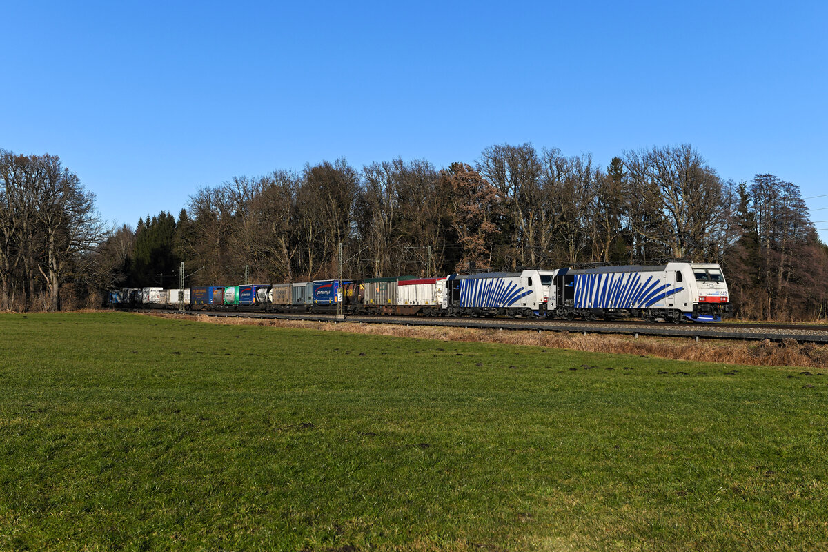 Am 19. Dezember 2021 beförderte ein Tandem, bestehend aus 186 442 und 440 den KLV-Zug DGS 43119 nach Verona Q.E. in Norditalien. Kurz vor Brannenburg im deutschen Inntal konnte ich die Leistung dokumentieren.  