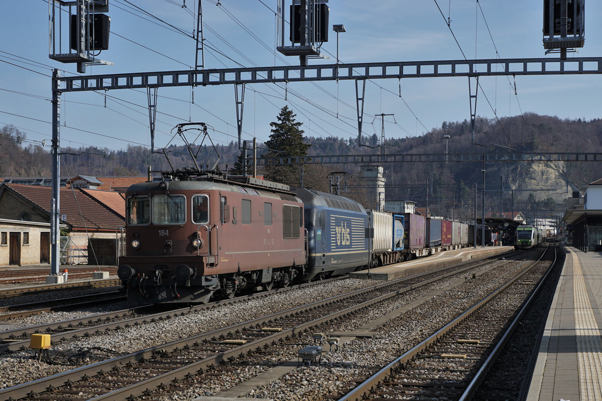 Am 19. Februar 2019 konnte auch die Re 425 184 zusammen mit einer nicht erkennbaren Re 465  in Burgdorf als Doppeltraktion vor einem langen Güterzug verewigt werden. Vergleich möglich mit meiner Aufnahme unter ID 1136364. Für mich stellt sich die Frage aus welchem Grund bei BLS CARGO nicht stilreine Re 425 und Re 465 Doppel-Traktionen gebildet werden? Schon vom Baujahr her und farblich passen diese beiden Loktypen nicht zusammen.
Foto: Walter Ruetsch
