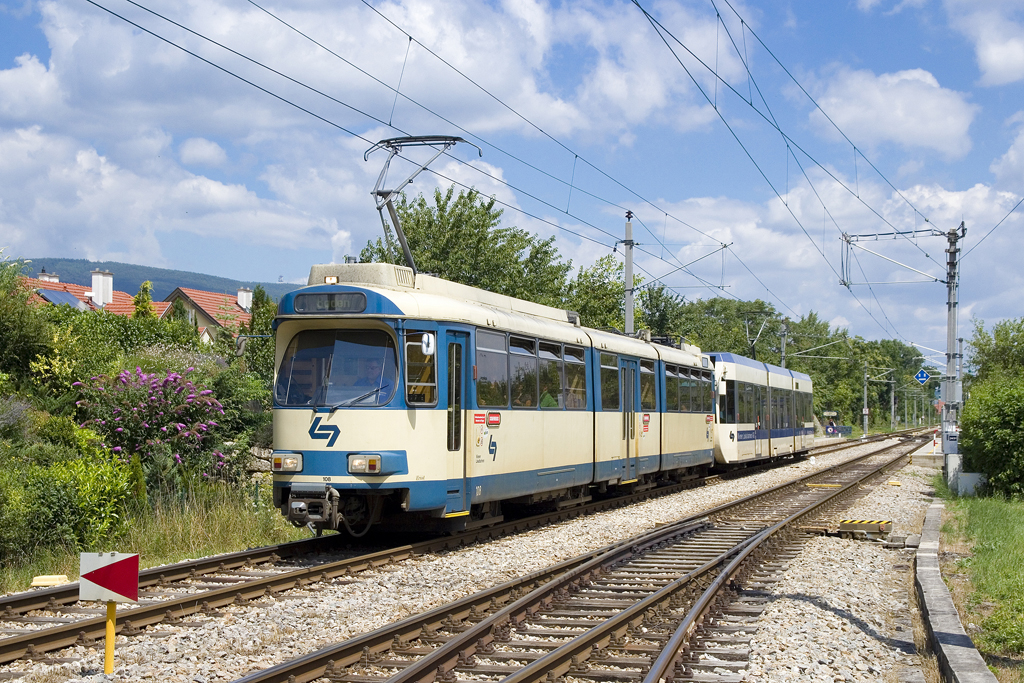 Am 19. Juli 2016 ist TW 108 sowie TW 409 der Badner Bahn als Regionalzug 111 bei Baden Melkergründe unterwegs. 