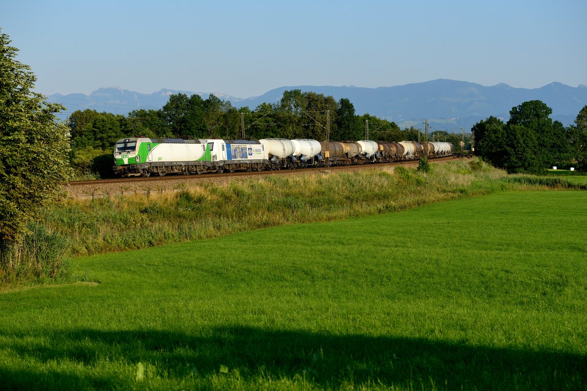 Am 19. Juli 2017 brachten die SETG 193 814 und die 193 813 von Railpool den Schlammkreidezug DGS 49878 von Frailassing nach Plattling. Bei Rann konnte ich die Leistung aufnehmen. Die gute Fernsicht erlaubte an diesem Tag einen klaren Blick auf die Kampenwand.