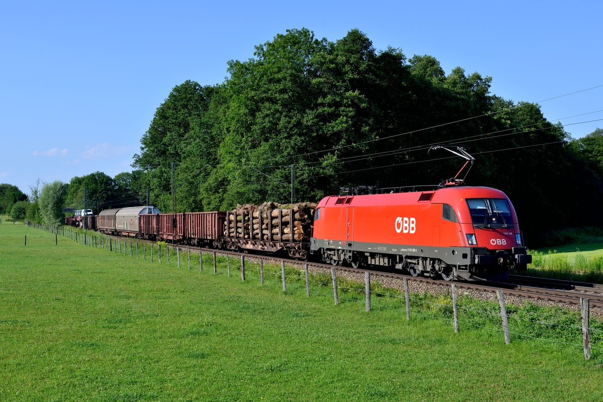 Am 19. Juli 2017 gelang dann noch diese Aufnahme von 1116.199 mit einem gemischten Güterzug von München Nord nach Linz am allseits bekannten Bü Vogl.