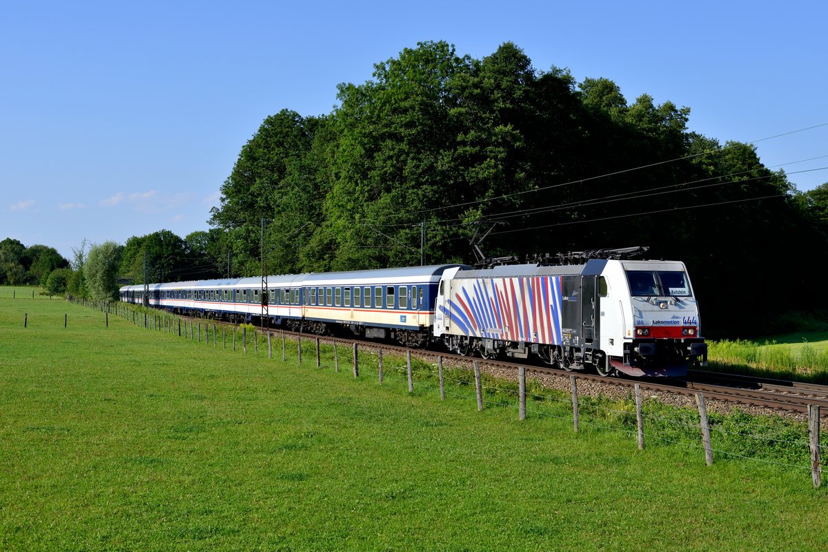 Am 19. Juli 2017 hatte der M 79081 die farblich am besten zu diesem Zug passende Bespannung in Form des  bunten Zebras  186 444. Aufnahmeort war der bekannte Bahnübergang bei Vogl.
 