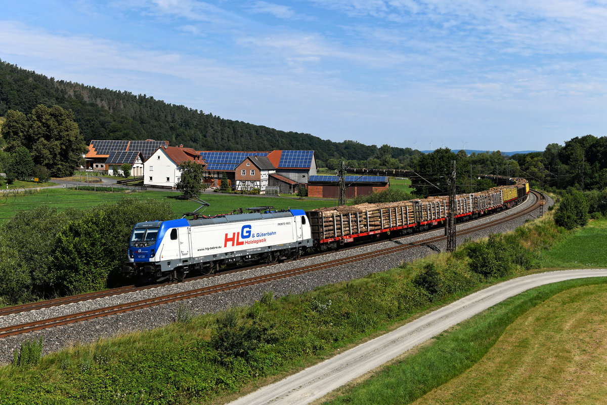 Am 19. Juli 2020 brachte die 187 320 der HLG einen langen Holzzug unter der Bezeichnung DGS 44995 von Bebra nach Wörgl in Tirol. Bei Hermannspiegel im osthessischen Haunetal befand sie sich noch am Anfang ihrer Fahrt durch Süddeutschland. 