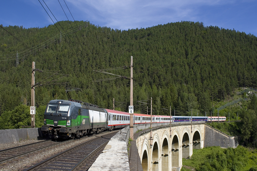 Am 19. Juni 2022 ist 193 730 mit dem EC 151  Emona  (Wien Hbf. - Trieste c.le.) unterwegs, der baustellenbedingt nur bis Graz fuhr. Hier überquert der Zug das Adlitzgraben-Viadukt zwischen den Bahnhöfen Breitenstein und Wolfsbergkogel.