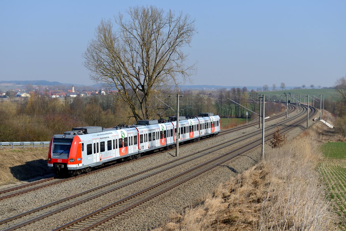 Am 19. März 2015 war der 423 165 auf der S2 unterwegs. Bei Vierkirchen konnte der für die München Navigator-App werbende S-Bahn Triebzug fotografiert werden.