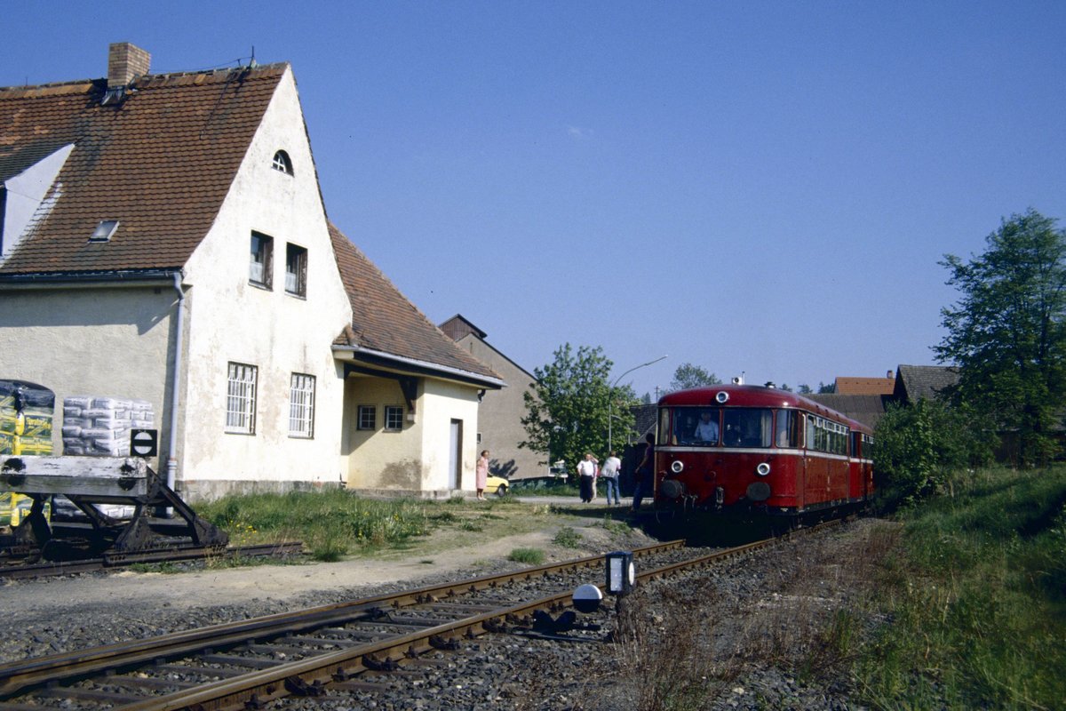 Am 19. Mai 1990 erreichte 798 726 mit 998 836 den Bf. Eslarn (Strecke Weiden - Eslarn)