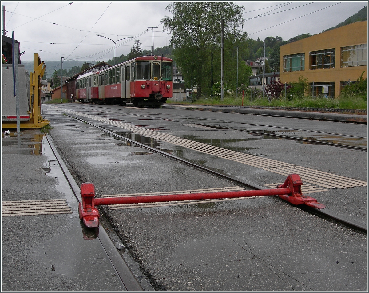 Am 19. Mai 2016 wartet der CEV BDeh 2/4 73 mit seinem Bt 222 als Regionalzug 1428 nach Vevy in Blonay auf die Abfahrt.
