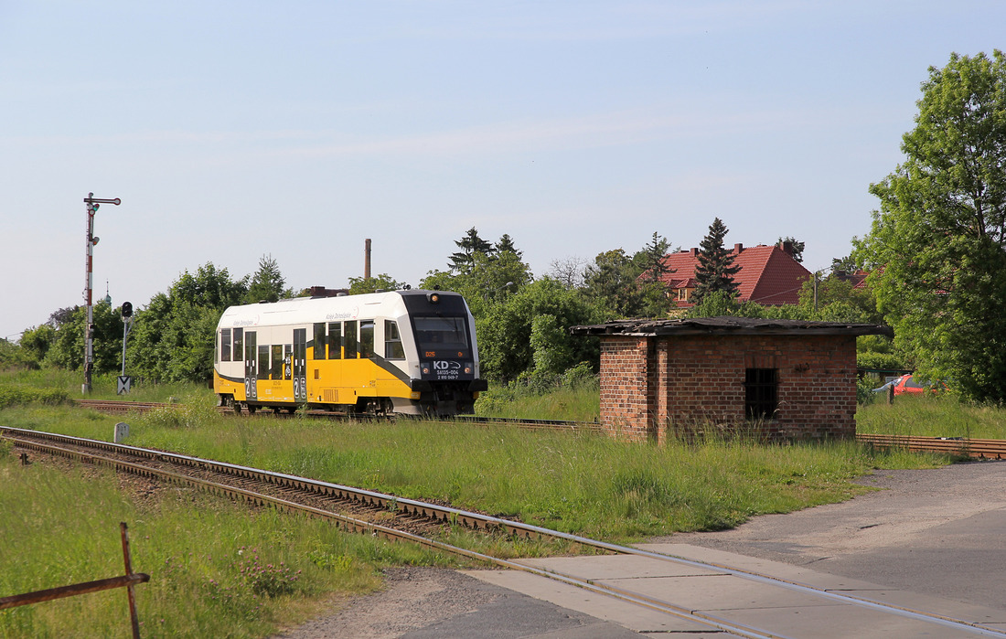 Am 19. Mai 2018 wurde SA135-004 der Koleje Dolnośląskie (KD) am Ortsrand von Zary fotografiert.