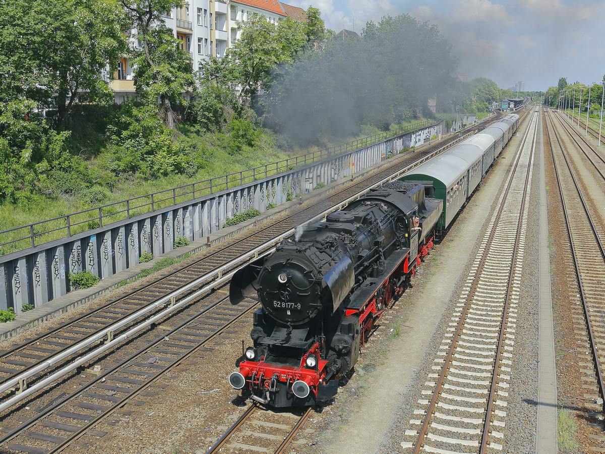 Am 19. Mai 2019 ist 52 8177-9 der Fampflokfreunde Berlin  zwischen den Bahnhöfen Berlin-Neukölln und Berlin Herrmannstr. auf der Strecke.
