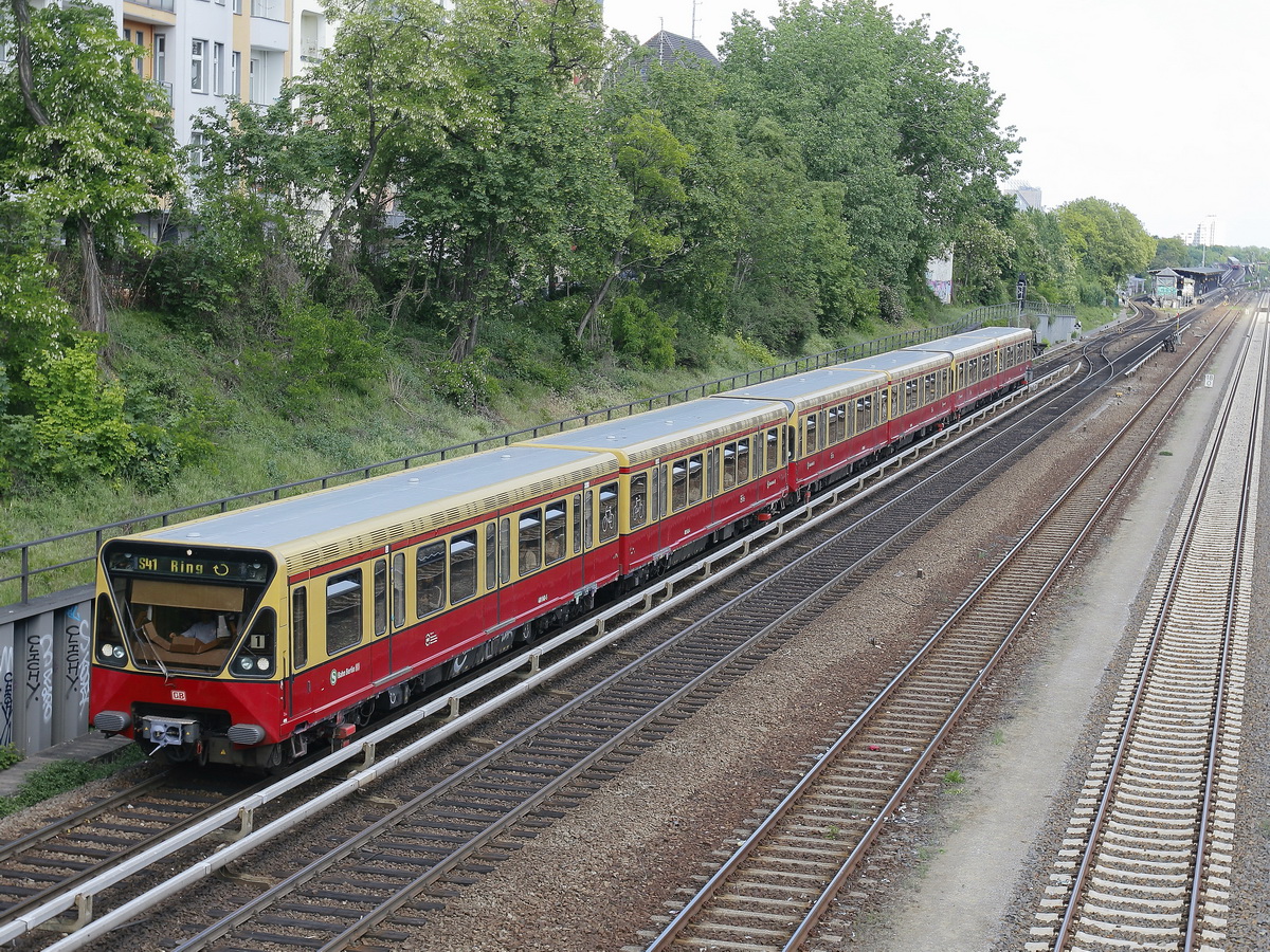 Am 19. Mai 2019 ist eine BR 480 als S 41 zwischen den Bahnhöfen Berlin-Neukölln und Berlin Herrmannstr. auf auf dem Berliner InnenRing 