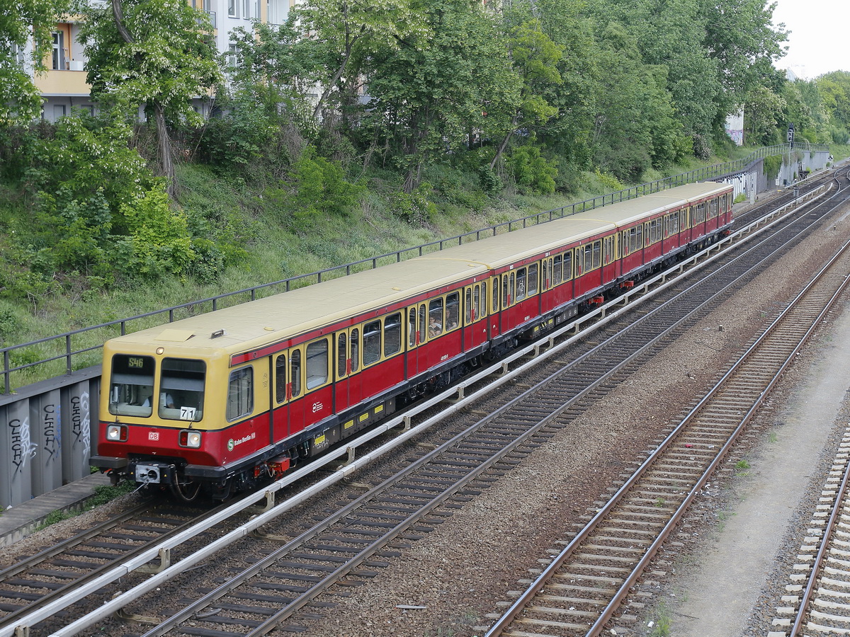 Am 19. Mai 2019 ist eine BR 485 als S 46 nach Berlin Westend zwischen den Bahnhöfen Berlin-Neukölln und Berlin Herrmannstr. auf der Strecke.