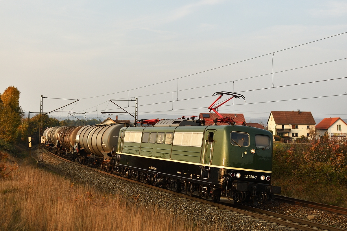 Am 19. Oktober 2018 zieht 151 038 der BayernBahn einen Kesselwagenzug bei Westerstetten Richtung Ulm.