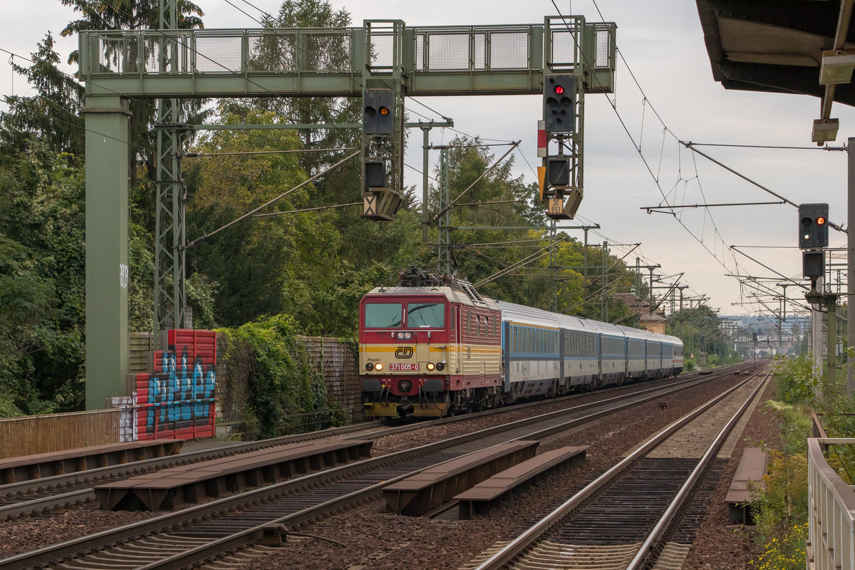 Am 19. September 2017 in Dresden-Strehlen: 371 005-0 mit dem EC durchfährt den Bahnhof. 