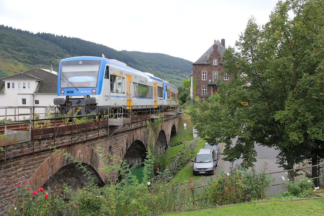 Am 19. September 2017 konnte ich im Moseldörfchen Reil dieses Doppel fotografieren.
VEN 650 131  Lily  und VEN 650 132  Frida  als RB 85 Bullay (DB) - Traben-Trarbach.