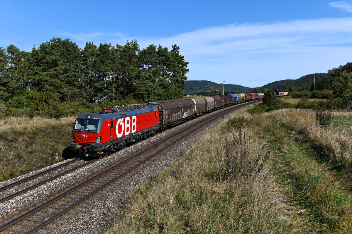 Am 19. September 2020 konnte ich bei Kerschhofen in der Oberpfalz die 1293.077 mit einem gemischten Güterzug zum Nürnberger Rangierbahnhof aufnehmen. 