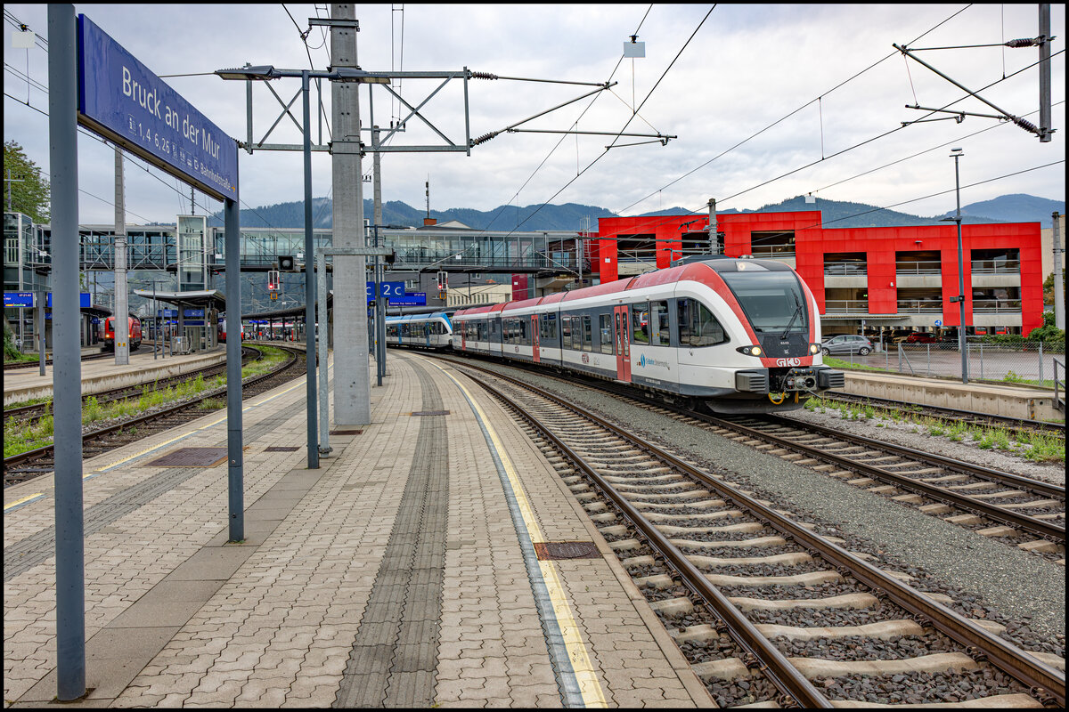 Am 19 September galt es  Drehfahrt  f�r die Reihe GTW 2/8 . Hier im Bahnhof Bruck erreicht er ein Etappenziel. 