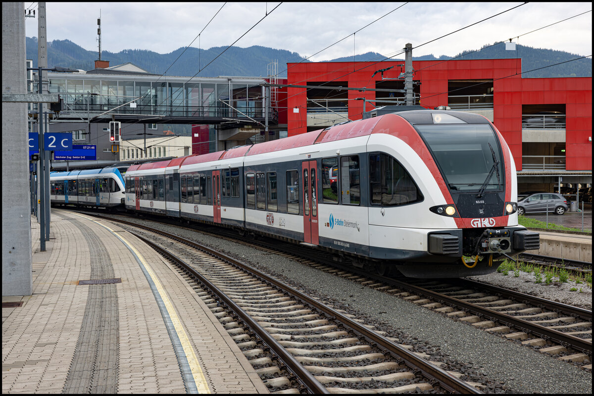 Am 19 September galt es  Drehfahrt  f�r die Reihe GTW 2/8 die aufgrund der Gleislage der Steirischen Westbahn ( GKB ) in Intervallen durchgef�hrt werden m�ssen  . Hier im Bahnhof Bruck erreicht er ein Etappenziel. 