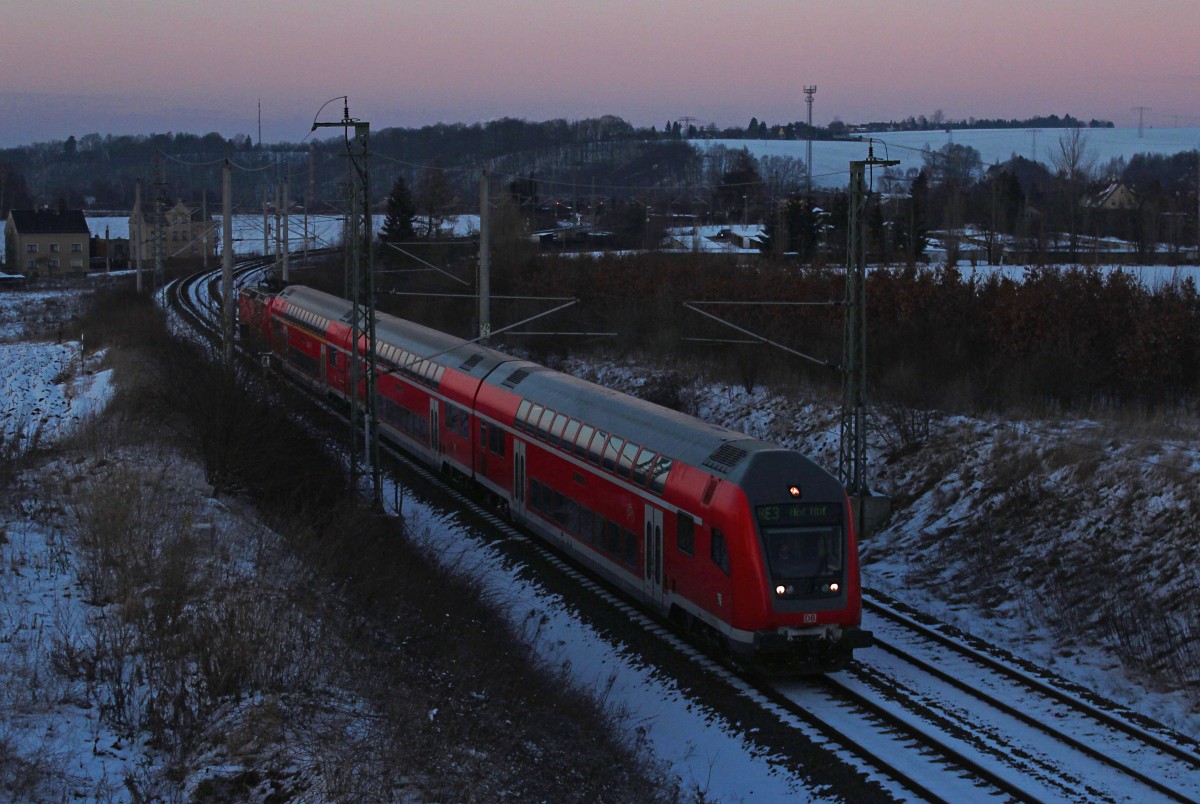 Am 19.01.2016 hat RE 4790 (Dresden Hbf - Hof Hbf) gerade das Bogendreieck in Werdau passiert. Am Zugende hängt eine unbekannte 143er. Nächster Halt ist Reichenbach (Vogtl).