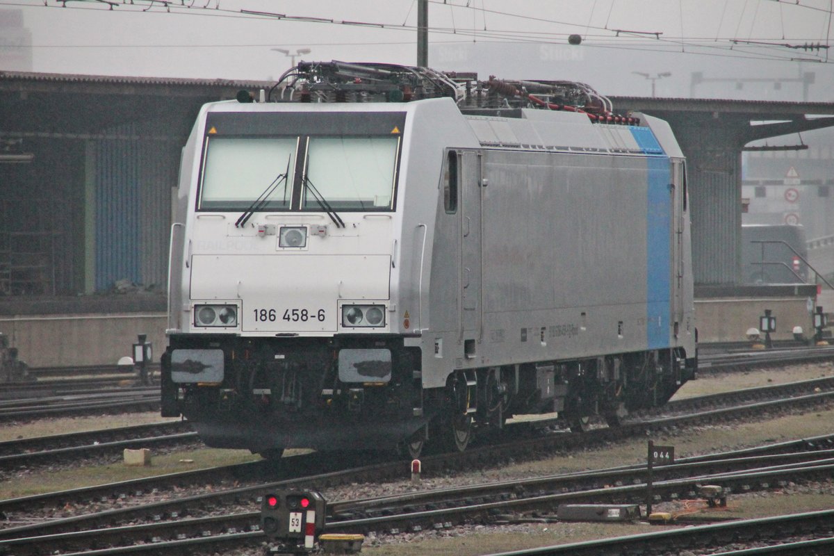 Am 19.01.2016 stand Railpool/Captrain 186 458-6 außerplanmäßig auf einem BLS Cargo Abstellgleis im nördlichen Vorfeld vom Badischen Bahnhof von Basel bei leichten Schneefall abgestellt und wartete auf ihre nächste Leistung.