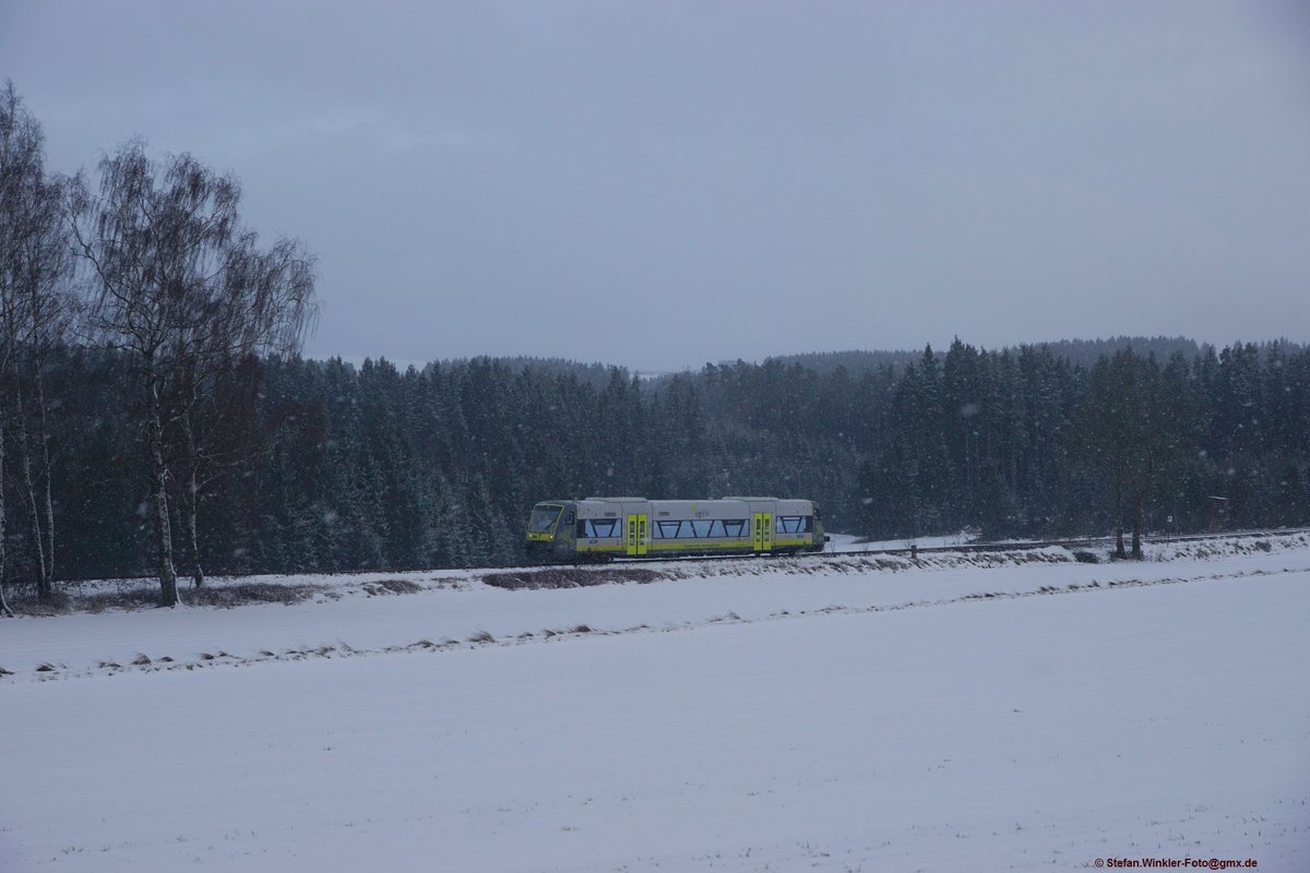 Am 19.01.2018 kommt dieser Agilis 650 von Rothenbürg herauf angefahren. Nächste Station ist Stegenwaldhaus, wo jetzt nicht mehr alle Züge Bedarfshalt haben, da wird dann durchgefahren....  Drei Minuten vor dem Zug kippte das Wetter und Schneefall paarte sich zur Dunkelheit. Ich habe trotzdem mal draufgedrückt.....