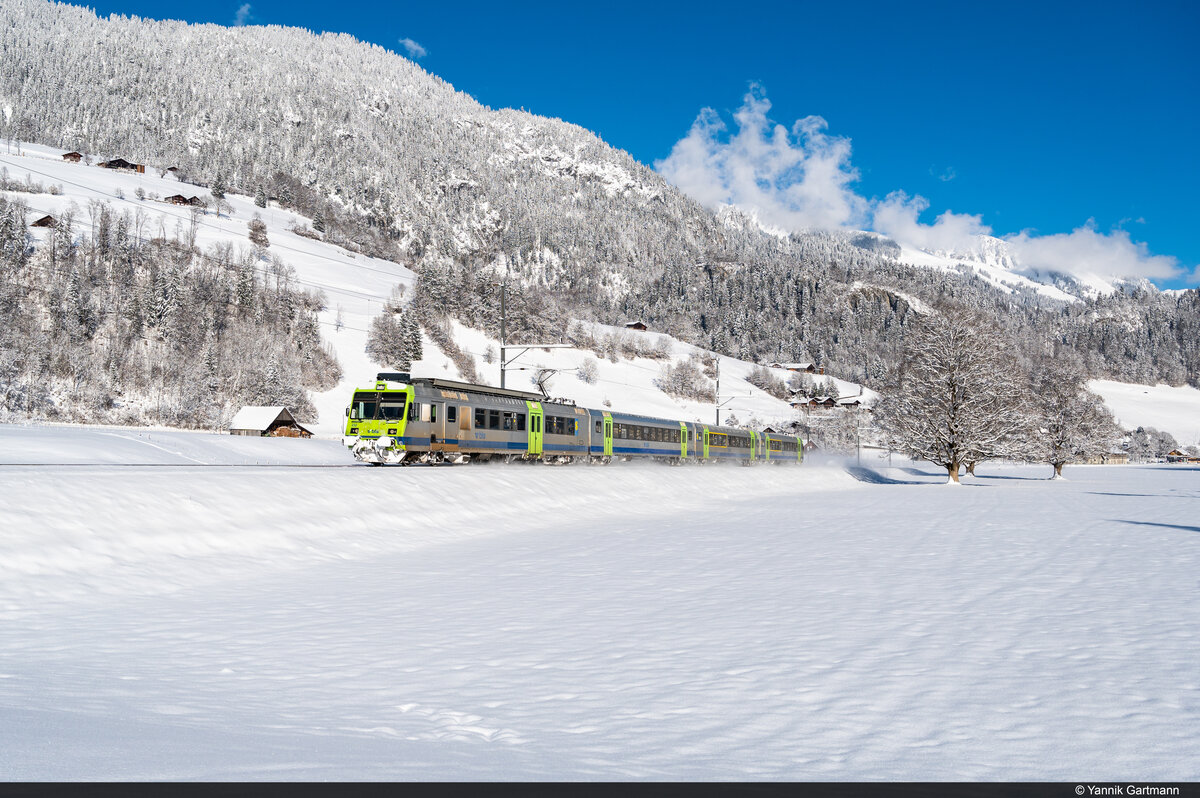 Am 19.01.2023 ist BLS RBDe 566 232 unterwegs als RE 4069 von Spiez nach Zweisimmen und konnte hier bei Boltigen, Simmental aufgenommen werden