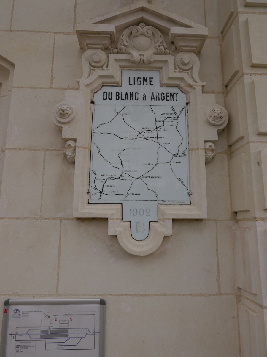 Am 1902 eröffneten Bahnhof Valençay der Chemin de fer du Blanc-Argent befindet sich eine marmorne Karte mit dem Streckenverlauf der gesamten ursprünglich 191 Kilometer langen Meterspurstrecke im Zentrum Frankreichs, auf der heute noch auf  56 Kilometer Länge regelmäßiger Reisezugverkehr stattfindet. Auch zahlreiche der hier eingezeichneten Normalspurstrecken sind heute stillgelegt. 
2018-09-17 Valençay