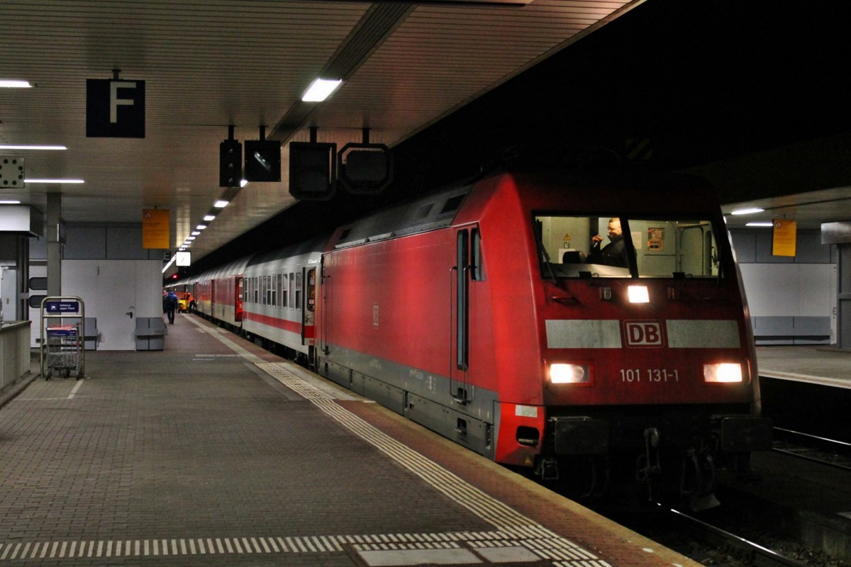 Am 19.02.2014 stand am frühen Morgen ein wirklich selterner Gast in Basel Bad Bf. Die Metropoliton-Lok 101 131-1 mit dem CNL 479 (Hamburg-Altona - Zürich HB) bei Personalwechsel.