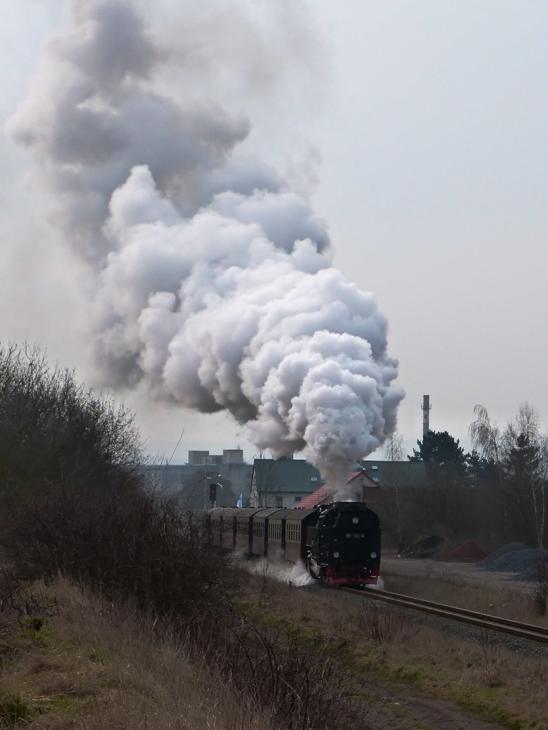 Am 19.02.2016 hatte ich das Glück das der Brockenzug einen Zwischenhalt am Haltepunkt Nordhausen-Hesseröder Straße machte und von diesem aus vollen Dampf machte um wenige hundert Meter weiter am Haltepunkt  Altentor  wieder zu halten.