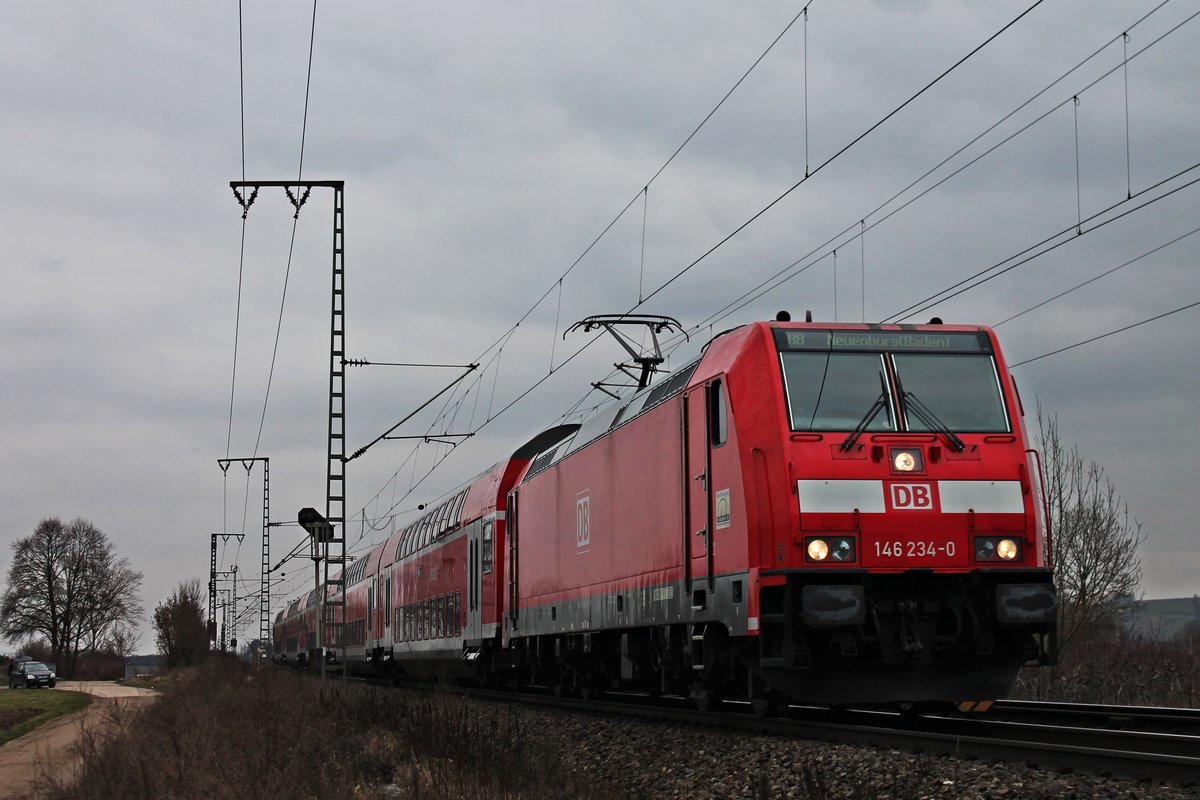 Am 19.02.2018 bespannte die Freiburger 146 234-0 eine RB von Offenburg nach Neuenburg (Baden), als sie nörldich von Müllheim (Baden) in Richtung des dortigen Bahnsteiges fuhr, um dort ihren vorletzten Zwischenhalt einzulegen.