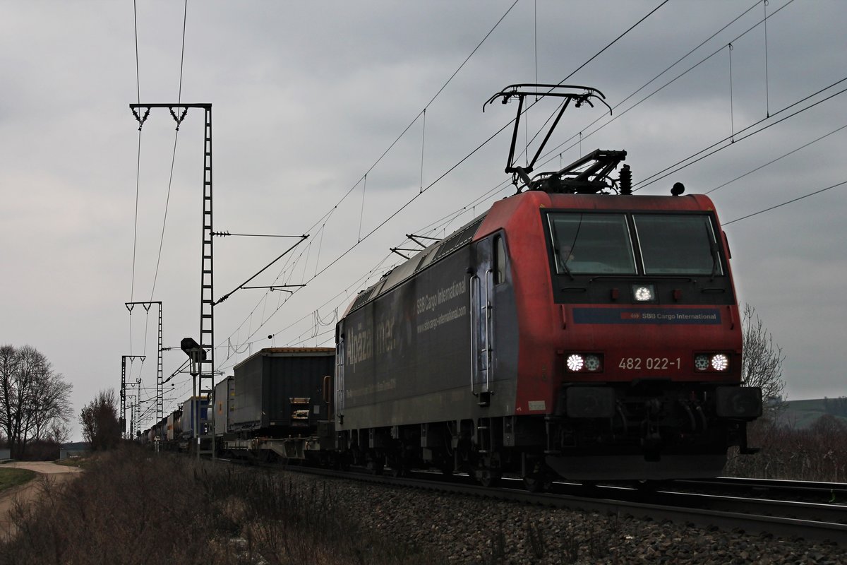 Am 19.02.2018 bespannte Re 482 022-1  Alpäzähmer  einen langen KLV aus Belgien, den sie seit Aachen West bespannte, als sie bei Müllheim (baden) über die KBS 703 in Richtung Basel fuhr.
