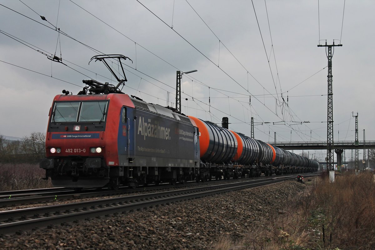 Am 19.02.2018 fuhr Re 482 013-0  Alpäzähmer  mit einem leeren Kesselzug aus Glattburg (CH) bei Müllheim (Baden) über die KBS 703 durchs Rheintal in Richtung Norden.