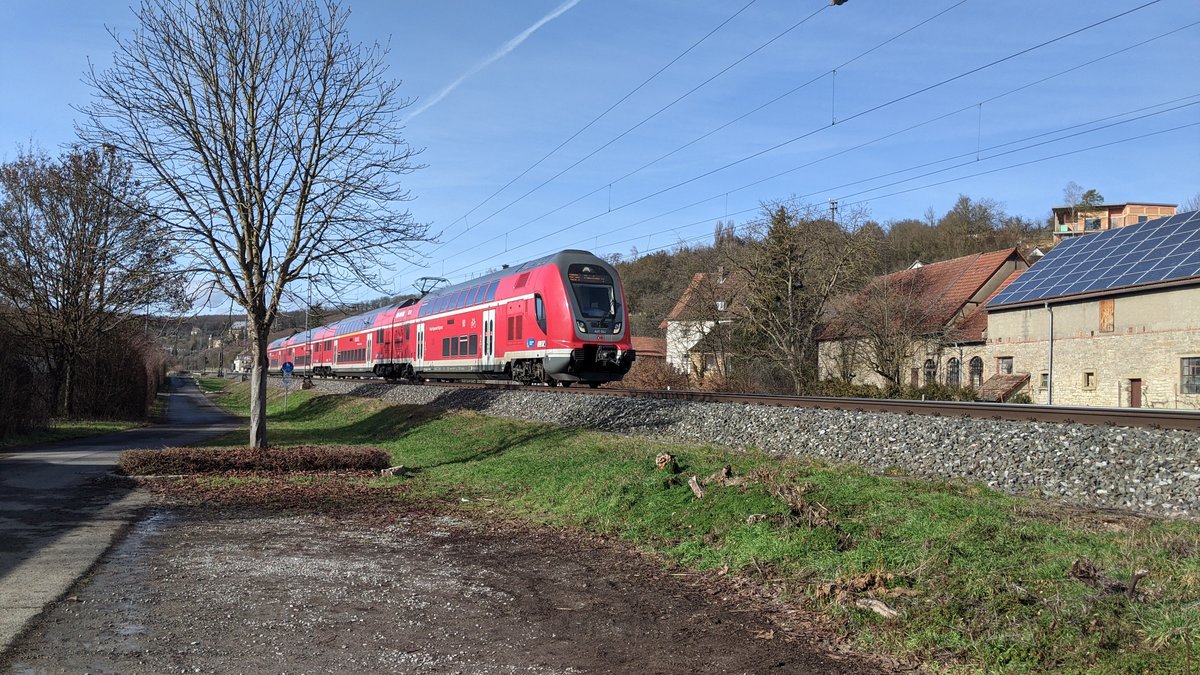 Am 19.02.2021 passiert der Twindexx-Doppelstocktriebwagen 445 044 als RE 54 auf dem Weg nach Bamberg mit Vmax Schonungen