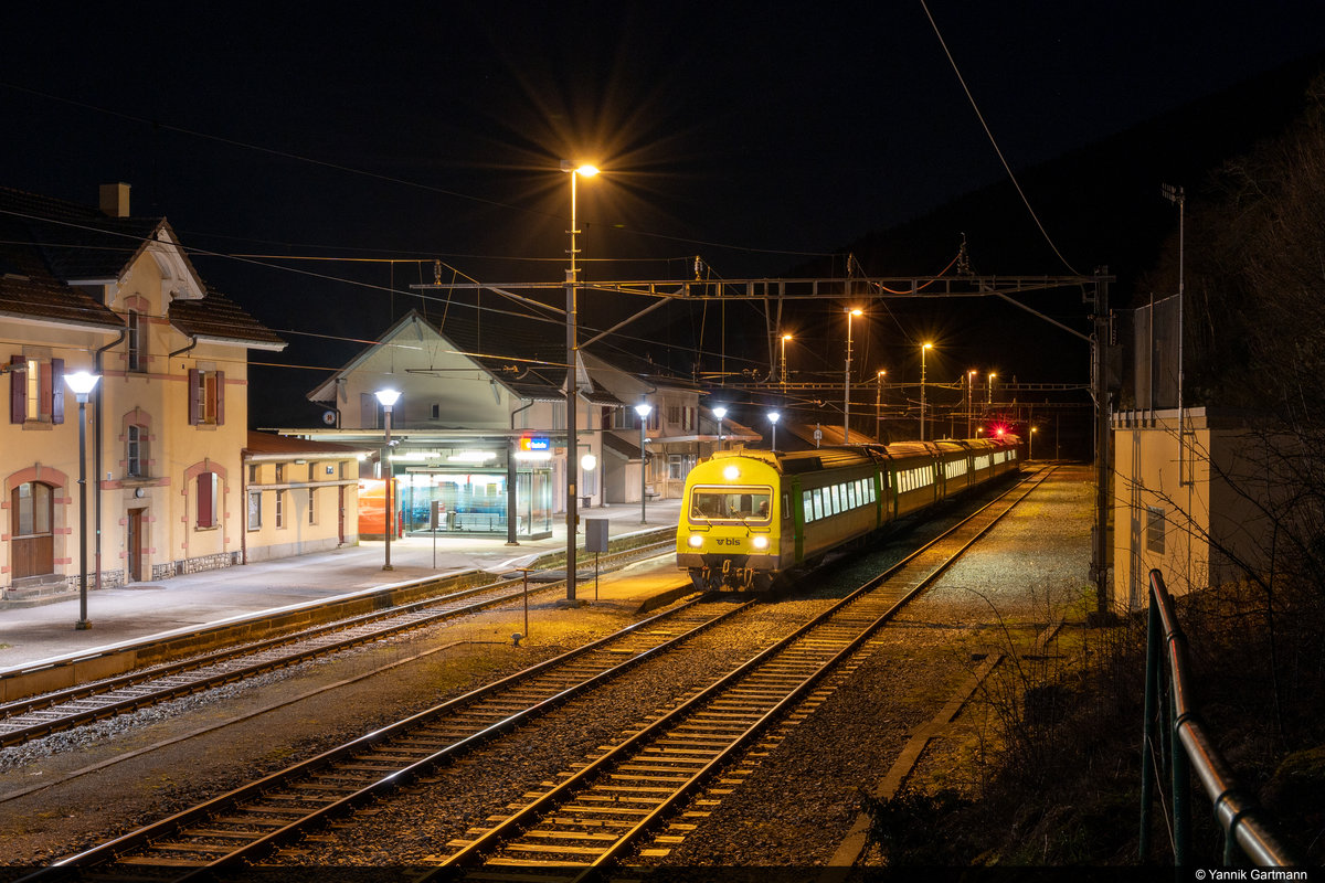 Am 19.02.2021 waren es nur noch wenige Tage bis zum endgültigen Aus für die EW III auf der Linie Neuchâtel - La Chaux-de-Fonds. Hier zu sehen ist BLS Bt 995 mit Re 465 003 bei der planmässigen Spitzkehre in Chambrelien bei Nacht.