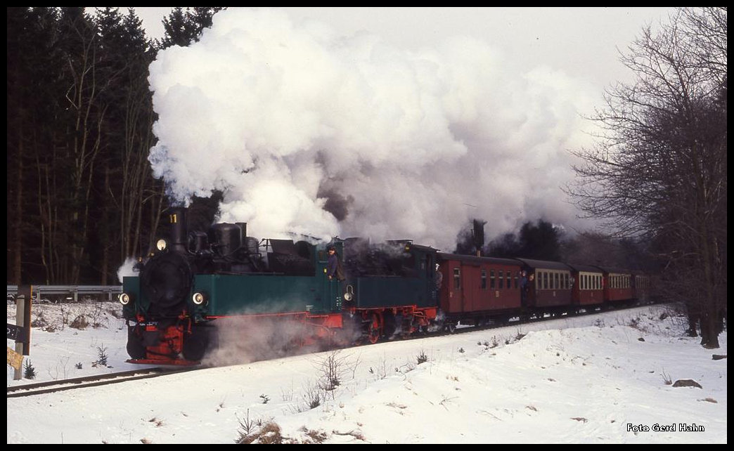 Am 19.02.94 um 11.02 Uhr erreichen Traditionsloks 11 und 13 der HSB mit einem Sonderzug zum Brocken Drei Annen Hohne.