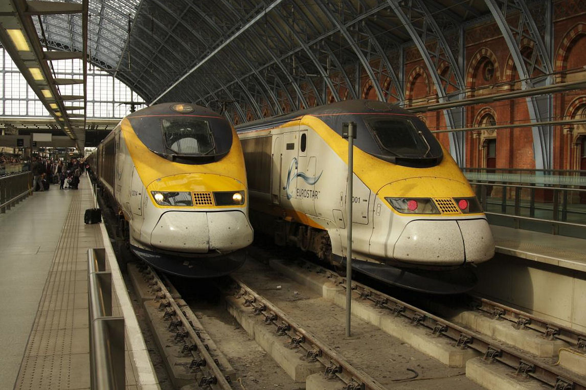 Am 19.03.2014 fuhr ich mit dem Eurostar 3014 von Brüssel Midi nach London. 
Hier steht der Zug nach der Ankunft in der Bahnhofhalle von St. Pancras Station neben dem Eurostar 3001 auf dem Nachbargleis.