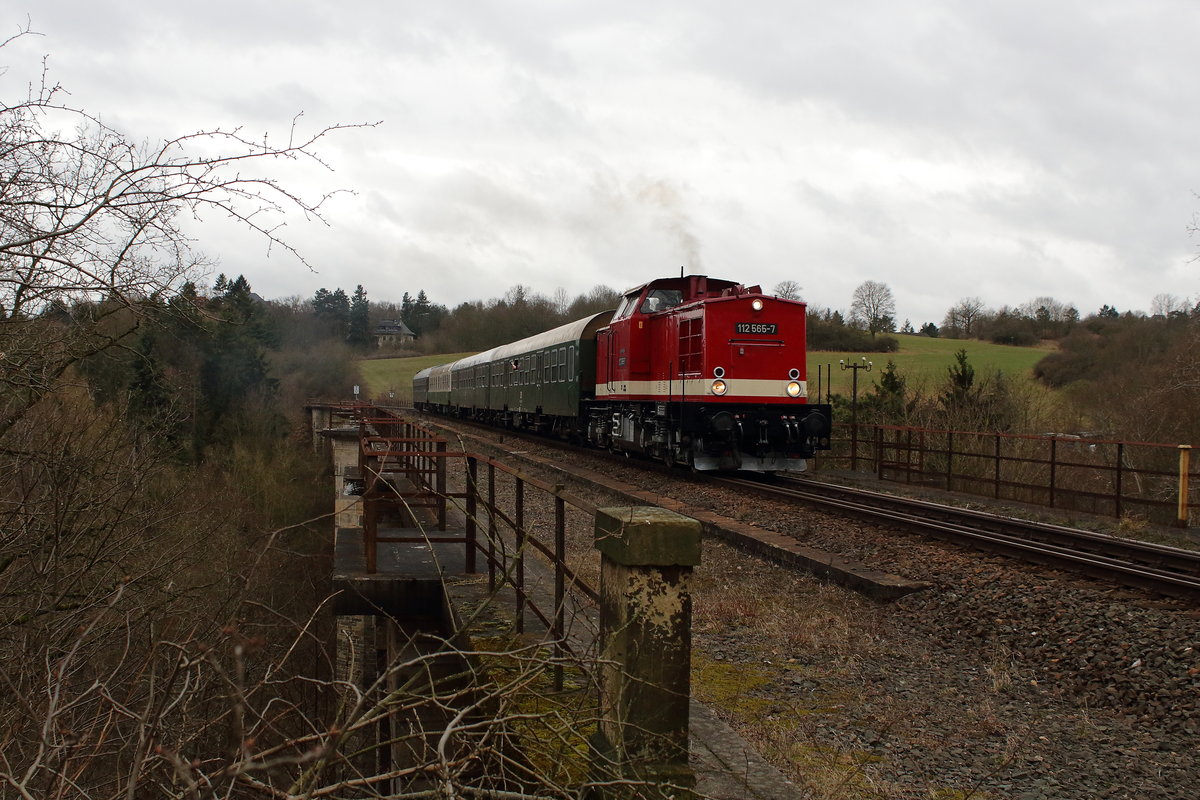 Am 19.03.2017 fuhr ein Sonderzug als DPE 20102 von Zwickau über Falkenstein - Gunzen Adorf nach Plauen. Hier an der Syratalbrücke bei Plauen. Zuglok die 112 565 der MTEG.