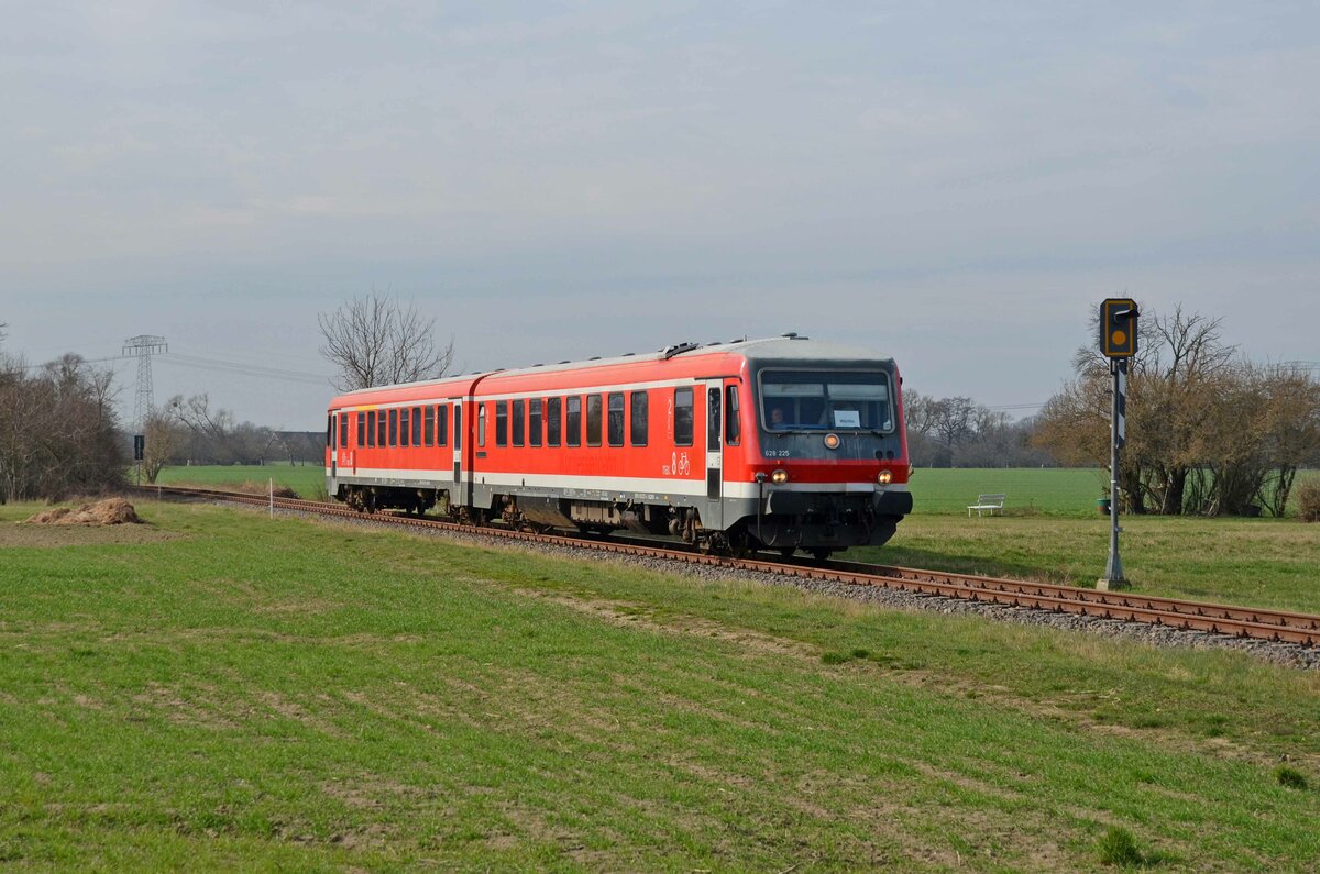 Am 19.03.23 war 628 225 der CLR auf dem Weg nach Wörlitz, hier passiert er soeben Griesen. Da die Triebwagen der DWE noch zur HU waren kam die Wanderdüne zum Einsatz.