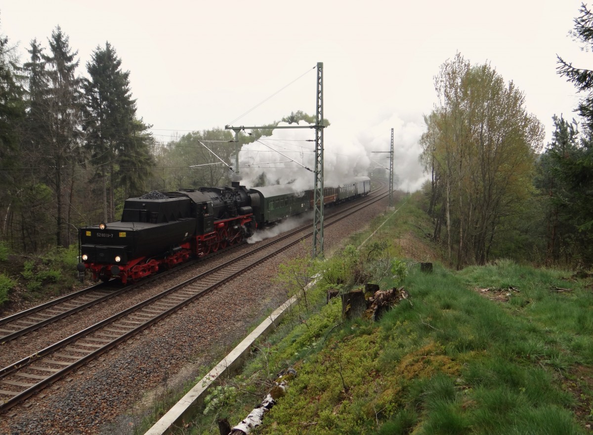Am 19.04.14 fuhr die 52 8079 von Schwarzenberg nach Mehltheuer.
Hier zusehen hinter Syrau.