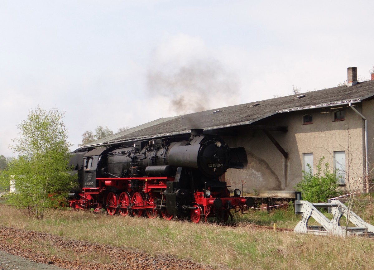 Am 19.04.14 fuhr die 52 8079 von Schwarzenberg nach Mehltheuer.
Hier zusehen in Mehltheuer.