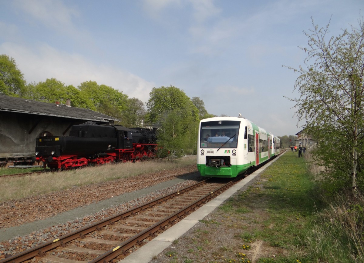 Am 19.04.14 fuhr die 52 8079 von Schwarzenberg nach Mehltheuer.
Hier zusehen in Mehltheuer mit einem zwei 650er der EB. Gruß an den Tf zurück.
