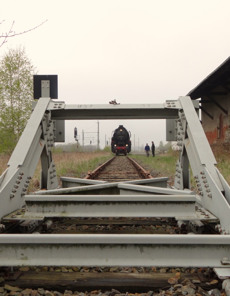 Am 19.04.14 fuhr die 52 8079 von Schwarzenberg nach Mehltheuer. Hier zusehen in Mehltheuer.
