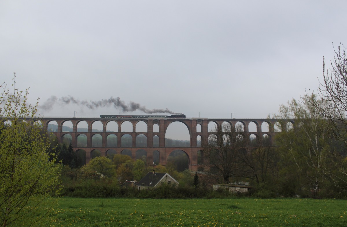 Am 19.04.14 fuhr die 52 8079 von Schwarzenberg nach Mehltheuer. Hier zusehen bei der Rückfahrt nach Schwarzenberg auf der Göltzschtalbrücke.