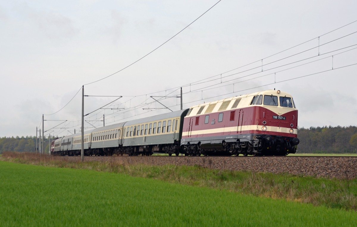 Am 19.04.14 war die EBS mit 118 757 und 142 110 von Erfurt aus auf dem Weg nach Jüterbog. Hier durcheilt der Sonderzug Burgkemnitz.