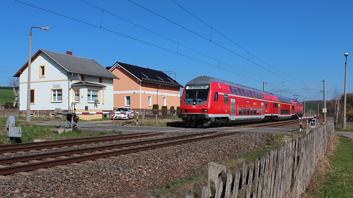 Am 19.04.2015 fährt die RB 17210 (Dresden Hbf - Zwickau (Sachs) Hbf) am Block Niederhohndorf vorbei, Schublok ist die 143 355-6.