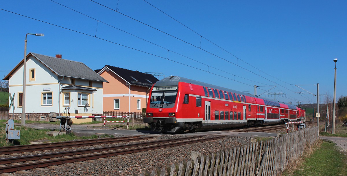 Am 19.04.2015 fährt der RE 4765 (Dresden Hbf - Hof Hbf) am Block in Niederhohndorf vorbei.