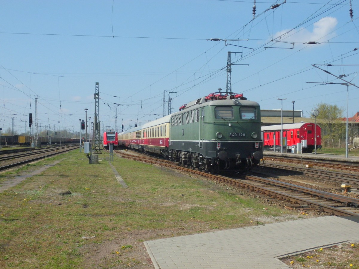 Am 19.04.2015 kam 111 001 mit ihrem Sonderzug aus Richtung Berlin nach Stendal und fuhr weiter nach Hannover.Am Schluss hing E 40 128.