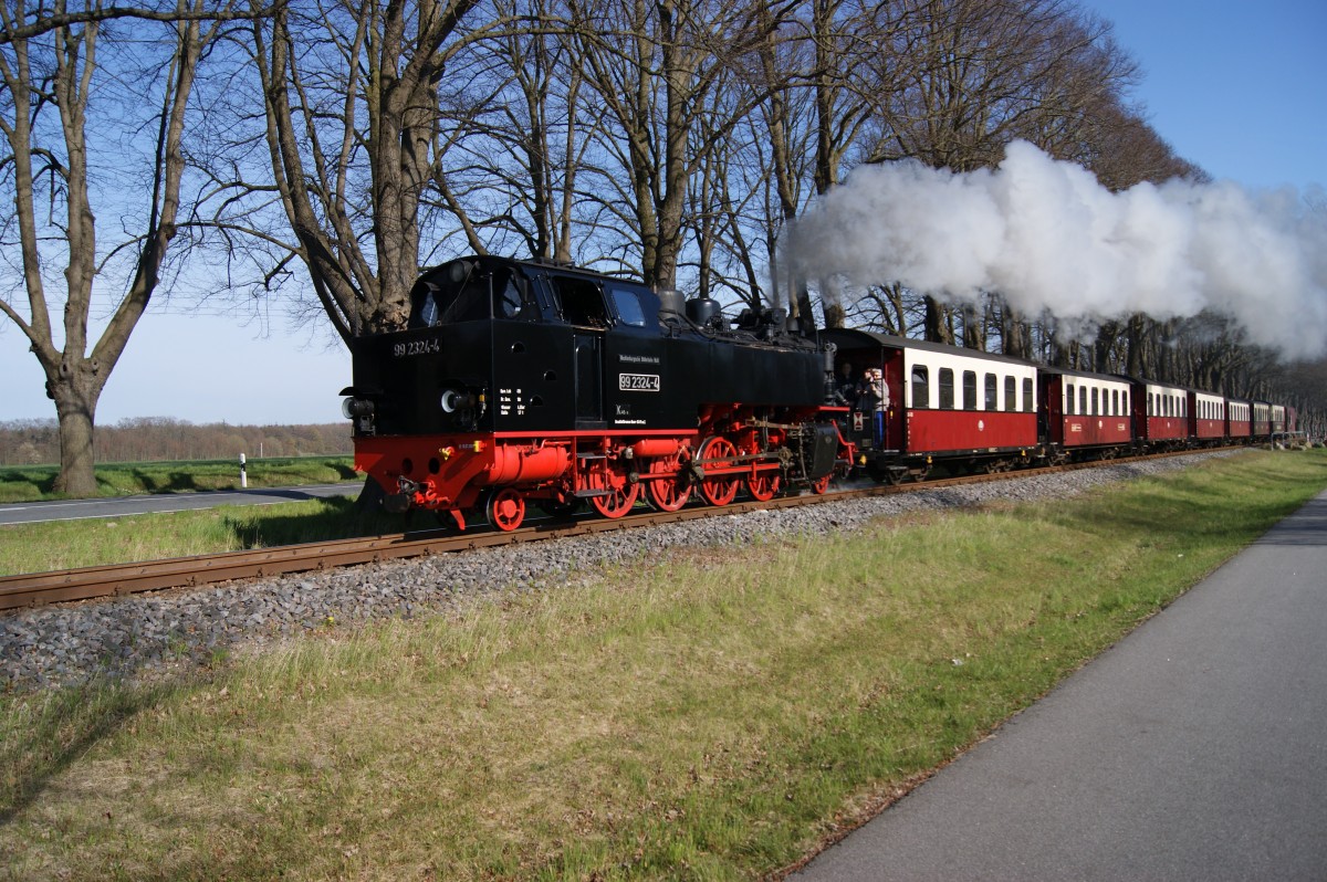 Am 19.04.2015 war 99 2324 mit einem Personenzug zwischen Bad Doberan und dem Bahnhof Rennbahn unterwegs.