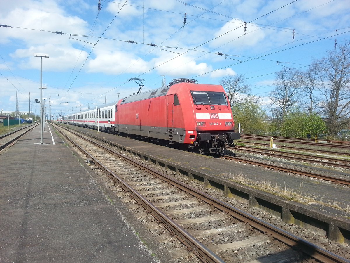 Am 19.04.2017 wartete 101 016 mit einer IC-Ganitur im Bahnhof Norddeich um in wenigen Minuten ihren IC am Bahnhof Norddeich Mole bereitzustellen.

