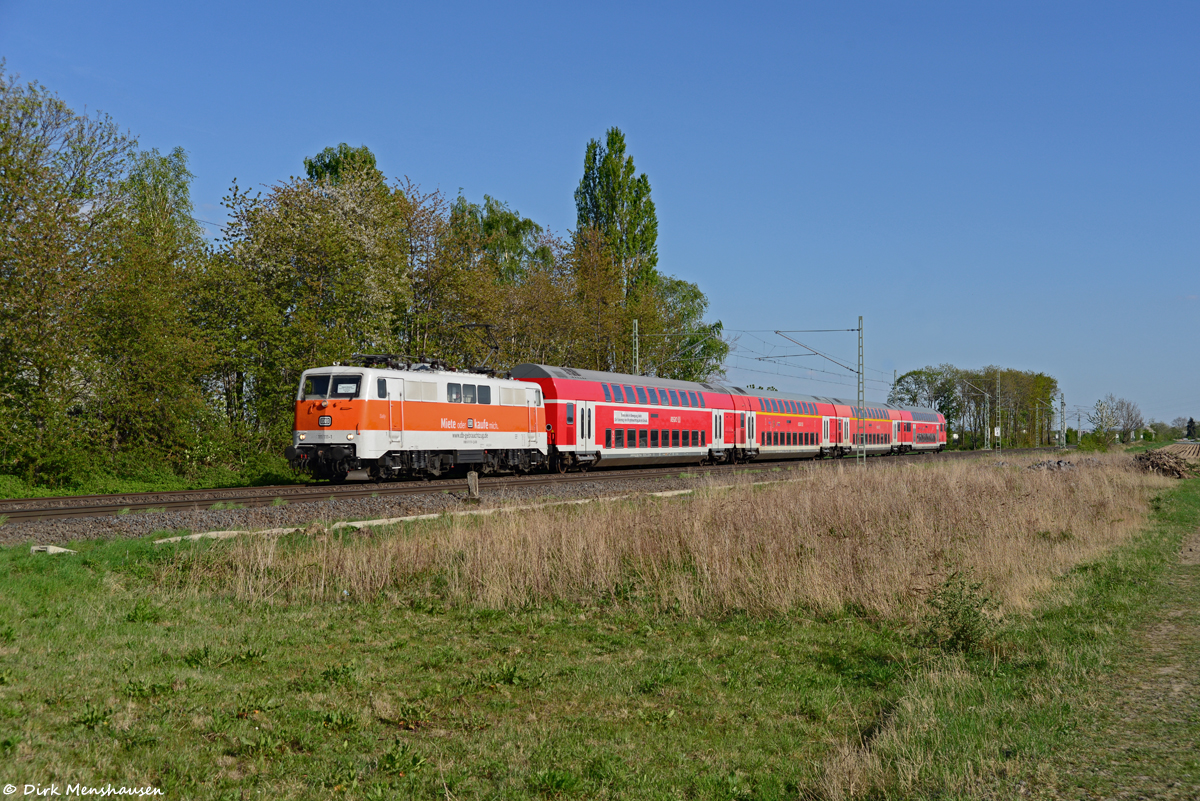 Am 19.04.2022 begegnete uns 111 111 mit einem RB48-Ersatzzug auf der linken Rheinstrecke bei Brühl in Richtung Köln HBF.