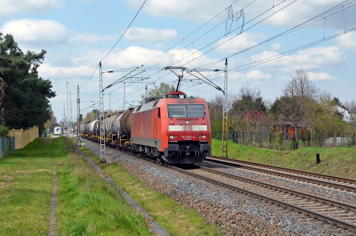 Am 19.04.23 schleppte das Urgestein der BR 152 einen Kesselwagenzug durch Wittenberg-Labetz Richtung Falkenberg(E).
